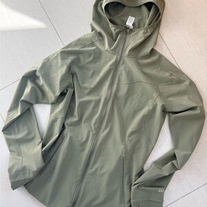 Lululemon mist over windbreaker bay leaf